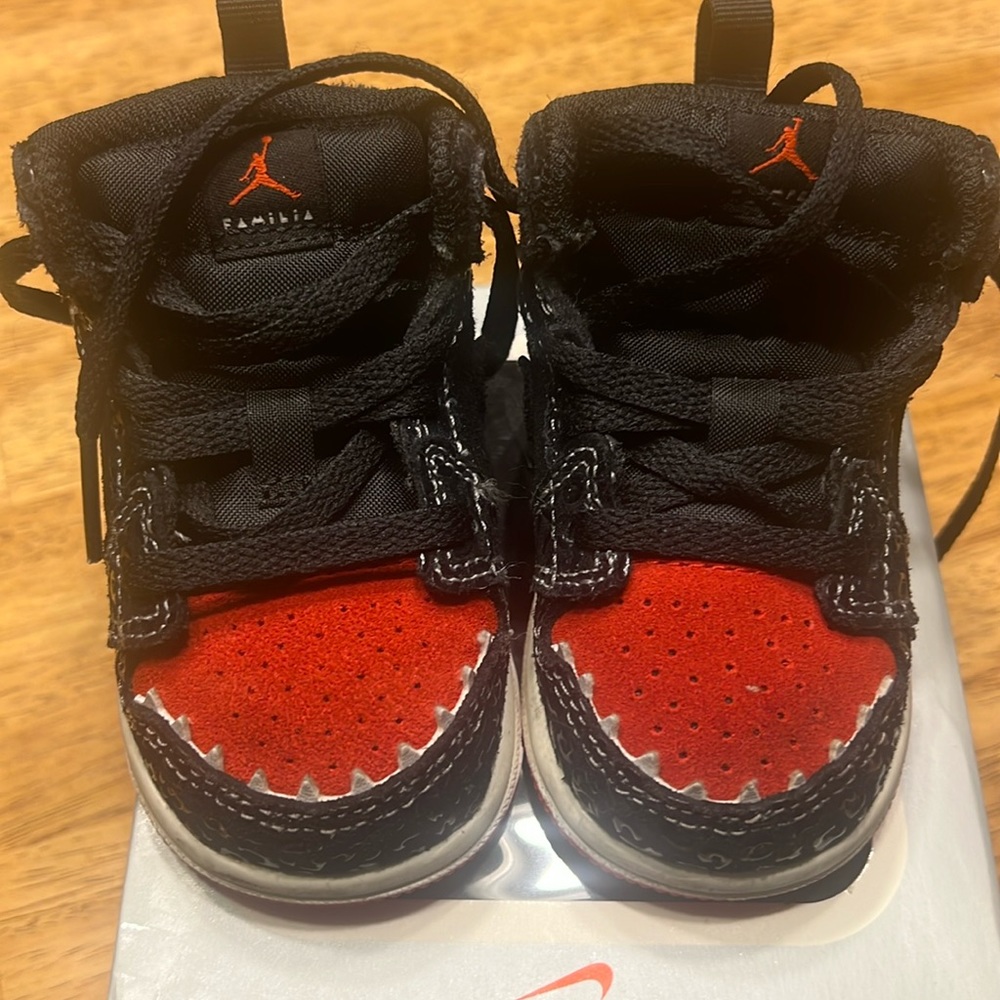 Nike Toddlers Air Jordan
Retro 1 Mid SE 4C (TD)
'Siempre
Familia' [DN5120-001]
